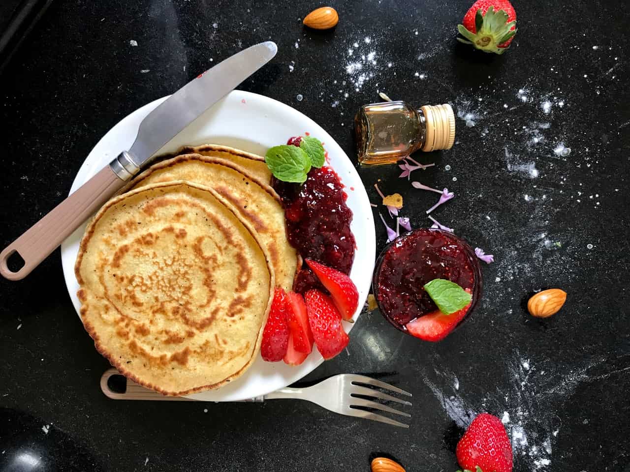 Oatmeal, honey and strawberry pancakes