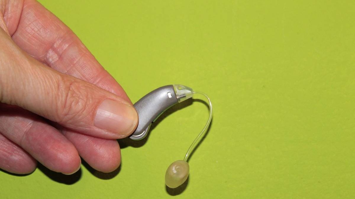 Rechargeable vs. Disposable Hearing Aid Batteries: What Are the 3 Advantages and Disadvantages of Each?